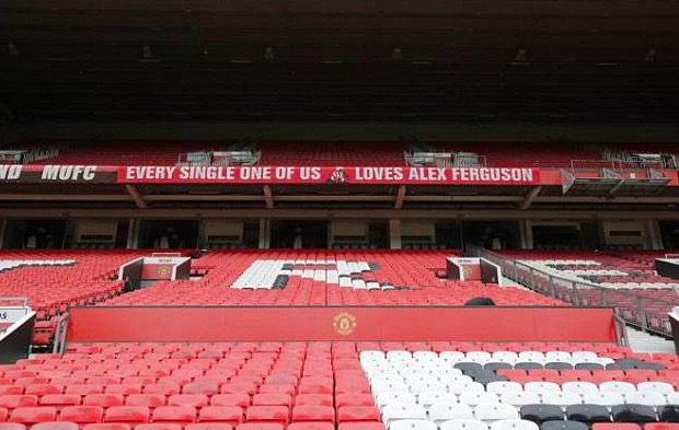 老特拉福德挂起新横幅：我们每个人都爱弗格森