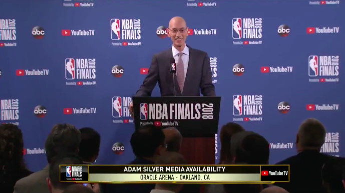 萧华打趣詹姆斯西装短裤搭配:他定义了时尚