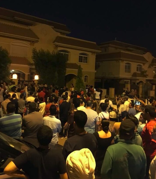 住宅地址泄露,萨拉赫并不生气,出门为球迷签名