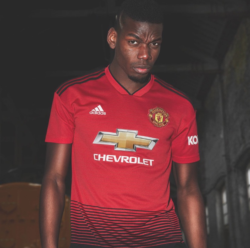 官方:曼联发布新赛季主场球衣,下摆加入黑色条纹