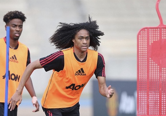 唱功不行胆来凑？钟塔西在<a href=https://www.310bf.com/tags-%E6%9B%BC%E8%81%94-0.html target=_blank class=infotextkey>曼联</a>队友面前跑调演唱杰克逊名曲