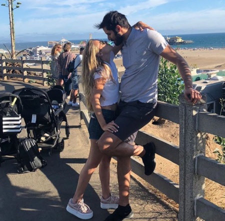 [流言板]卡斯比晒与妻子亲吻照:浪漫是我的中间名