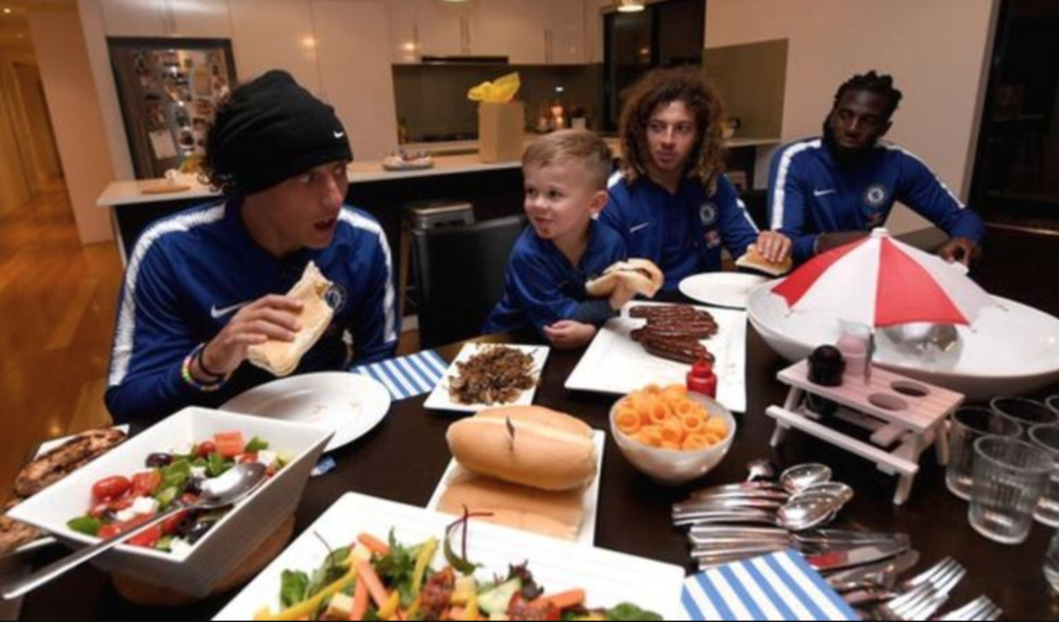 暖心！大卫-路易斯携两位队友共赴澳大利亚小球迷家宴