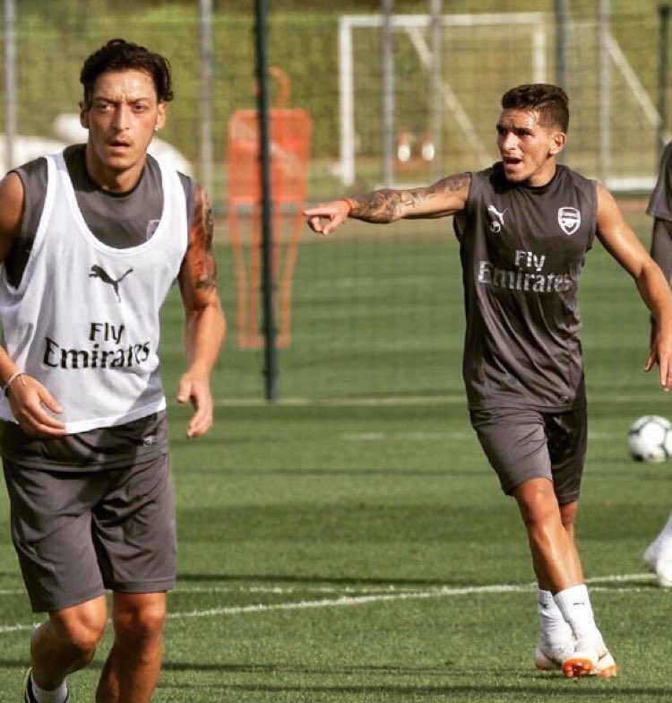 托雷拉：选择11号，因为在更衣室里我可以挨着厄齐尔