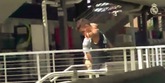 GIF：塞瓦略斯完成反向射门挑战，潇洒挥手谢场