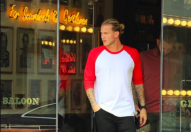 卡里乌斯现身街头，去理发店刮胡子后发自拍