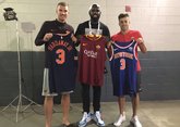 哲科与沙拉维同NBA球星小哈达威交换球衣