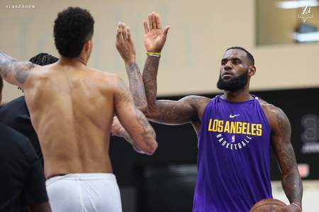 [流言板]新赛季全美直播场次:湖人勇士排名前二