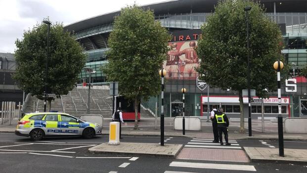 酋长球场发现可疑包裹，警方已经妥善处理