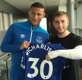 因庆祝理查利森进球手臂脱臼，疯狂埃弗顿球迷获赠签名球衣