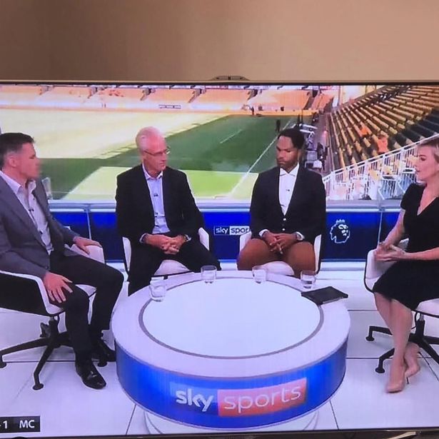 没穿裤子？莱斯科特直播室内被卡拉格开玩笑