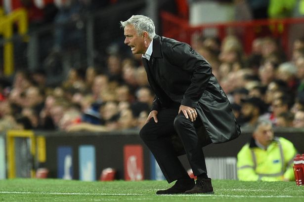 球队表现不能忍，穆帅场边发泄踢瓶子“误伤”保安