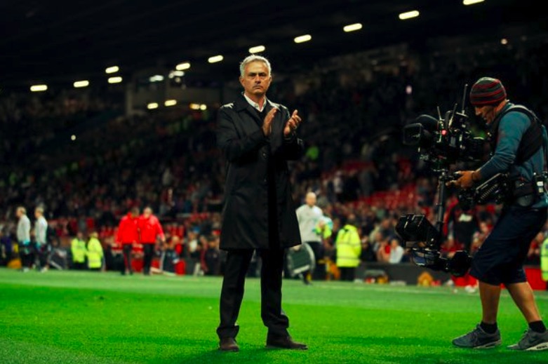 GIF：感谢支持，穆里尼奥向球迷鼓掌30秒致意