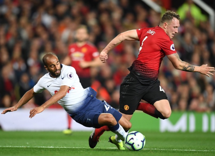 GIF：疑似点球？小卢卡斯禁区内倒地，裁判未反应