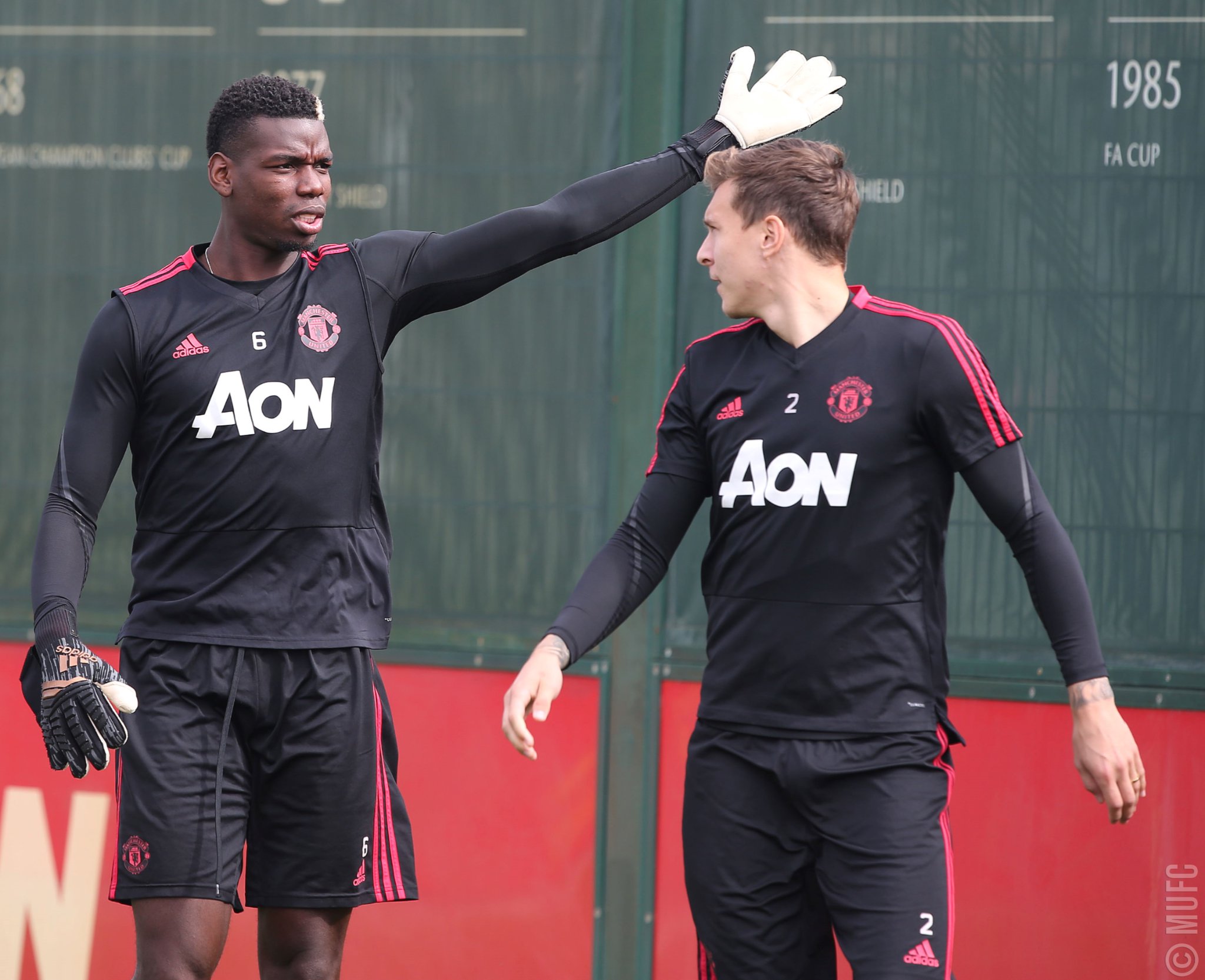 一图流：改打门将？博格巴训练中佩戴门将手套