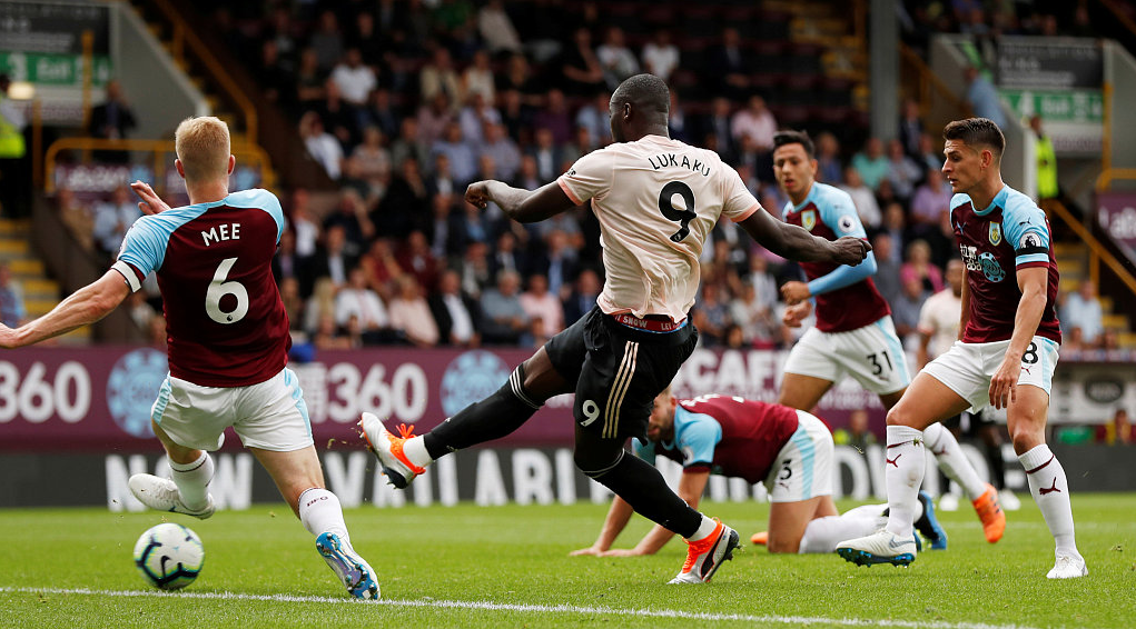 GIF：精妙配合，卢卡库门前扫射梅开二度