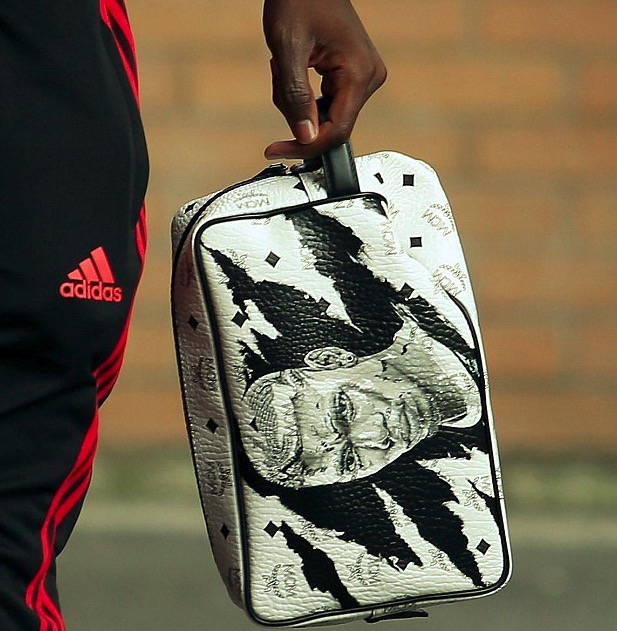 就要独一无二，博格巴将自己的头像印上手包