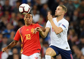 亨德森：强强对话能学到很多，踢西班牙中场难以对付
