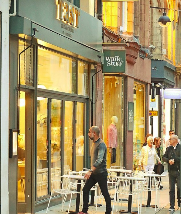 邮报记者探访瓜帅曼市餐馆，两人花掉113英镑