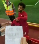 暖心萨拉赫赛后送球衣，小球迷热泪盈眶