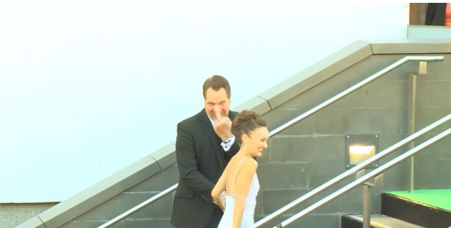 GIF：希曼遭遇球迷大喊小罗挑衅，以中指和大笑回应