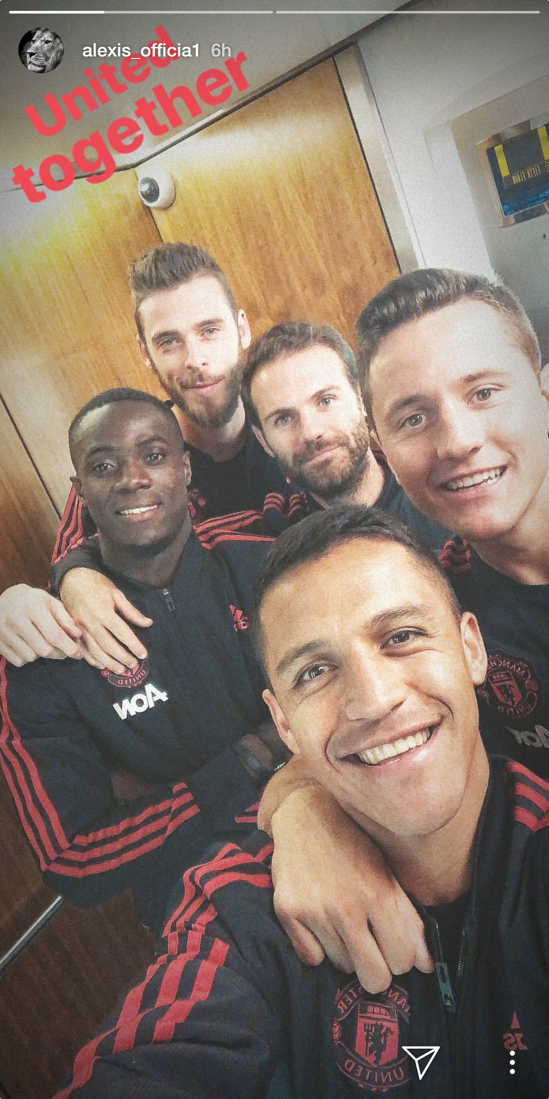 桑切斯发合影鼓舞球队：团结在一起