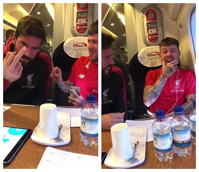 球队氛围这么欢乐？阿利松与队友打闹调皮竖中指