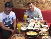 厄齐尔享受土耳其美食庆祝击败沃特福德