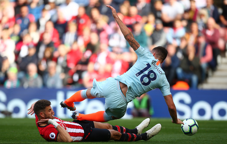 GIF：吉鲁凌空横扫门前，巴克利推射空门得分