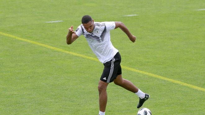 锁定欧青赛资格！U21后卫塔被勒夫招入国家队