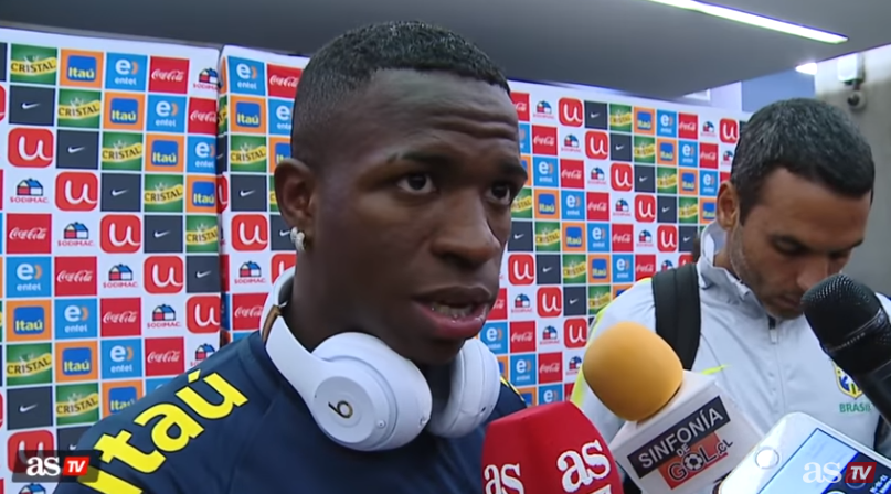 太火了，维尼修斯国青队赛后需要警察护送才能离开