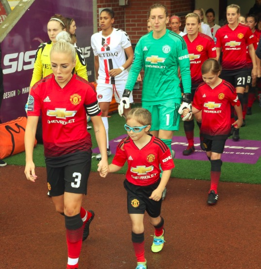 7岁小女孩和男生踢球被欺负，<a href=https://www.310bf.com/tags-%E6%9B%BC%E8%81%94-0.html target=_blank class=infotextkey>曼联</a>邀请她来当球童