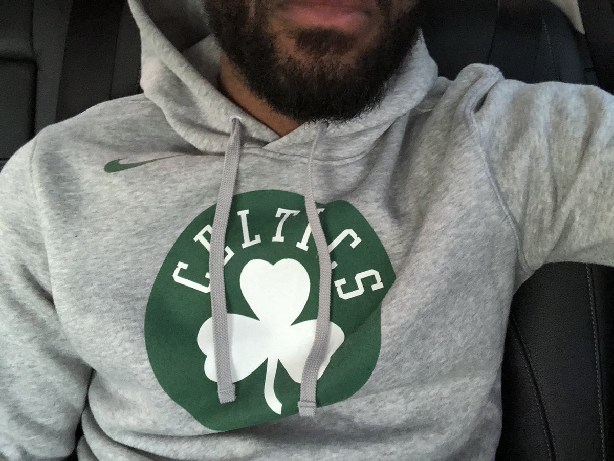 NBA开赛日，<a href=https://www.310bf.com/tags-%E9%98%BF%E6%A3%AE%E7%BA%B3-0.html target=_blank class=infotextkey>阿森纳</a>前锋拉卡泽特穿绿军帽衫出镜