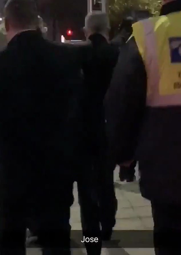 邮报：穆帅希望球员一同步行去球场遭保安拒绝