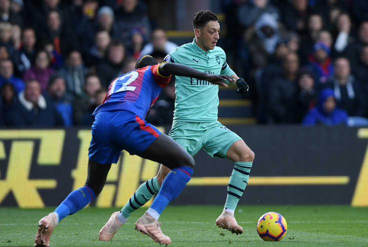 GIF：心情不好？厄齐尔被换下后怒摔手套