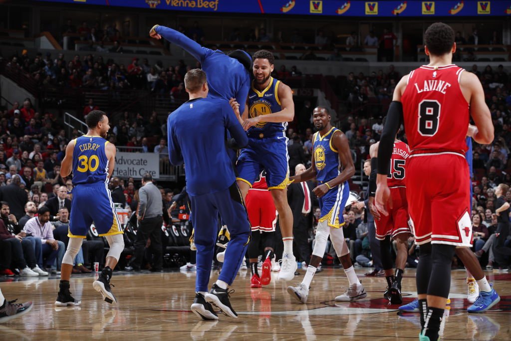 勇士半场投进17记三分得到92分,创NBA历史多项纪录