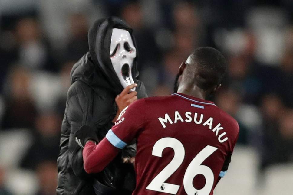 西汉姆联球迷头戴面具冲入场内，<a href=https://www.310bf.com/tags-%E8%8B%B1%E8%B6%85-0.html target=_blank class=infotextkey>英超</a>将展开调查