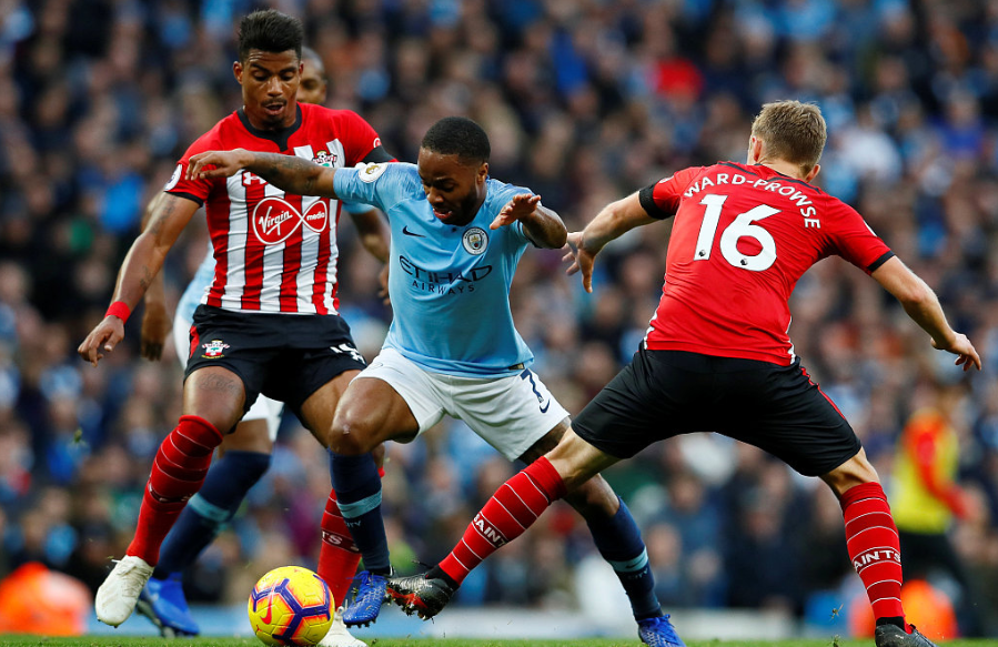 GIF：如入无人之境，曼城球员在对方禁区内连续传导