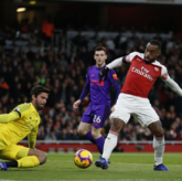 GIF：这边也无效！拉卡泽特门前破门被判越位