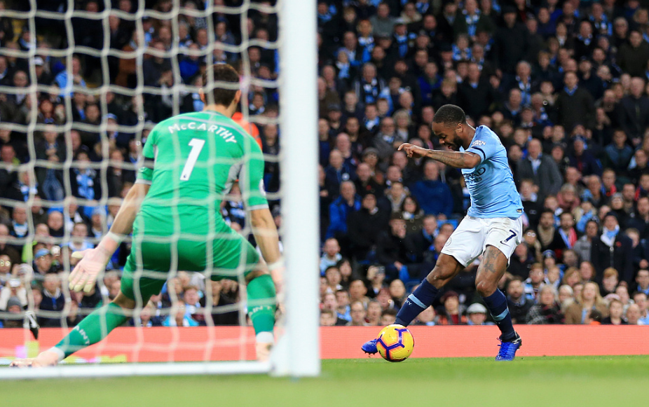 GIF：行云流水，斯特林禁区内低射梅开二度