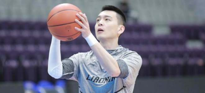 油箱里还有油！杨鸣首节6投4中独得10分