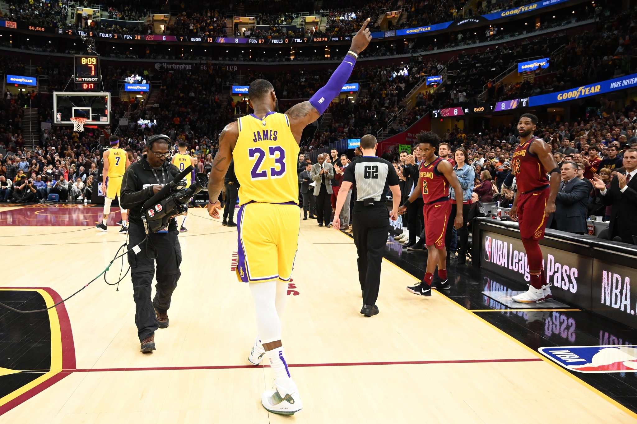 昨日湖人与骑士的比赛创下多项NBA常规赛收视率纪录