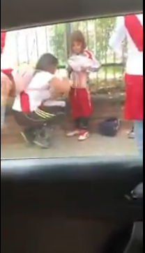 过分了，河床球迷被拍到在小孩衣服里藏烟火