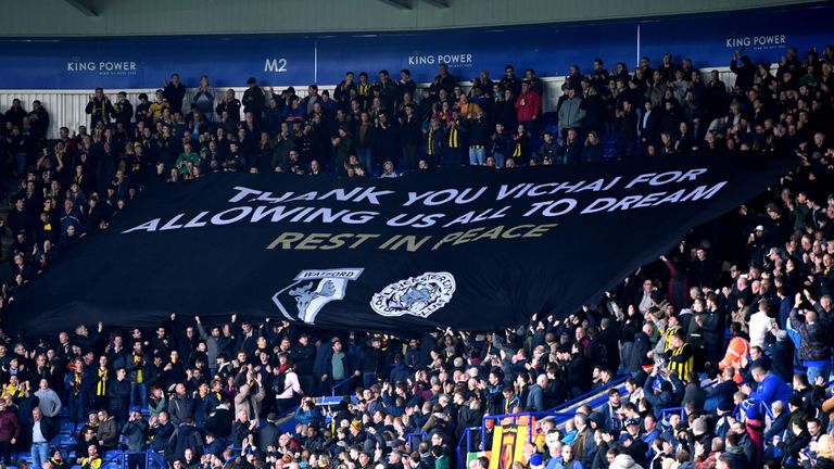 暖心！沃特福德球迷举横幅纪念维猜，莱斯特城赠免费食物