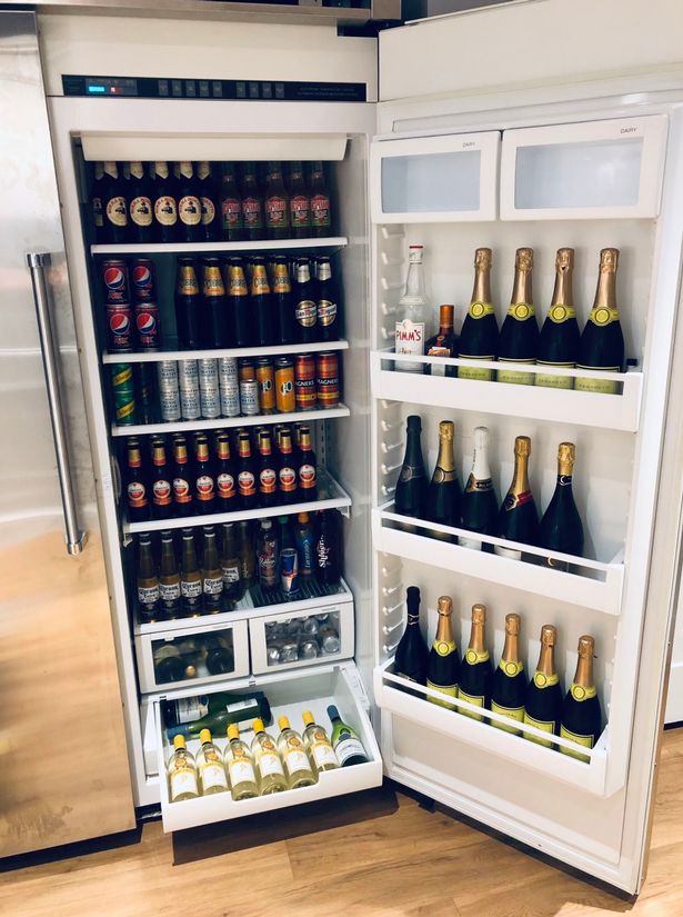 畅饮！铁锤帮名宿阿什顿晒自己的圣诞藏货