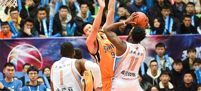 拼！富兰克林半场抢下15篮板