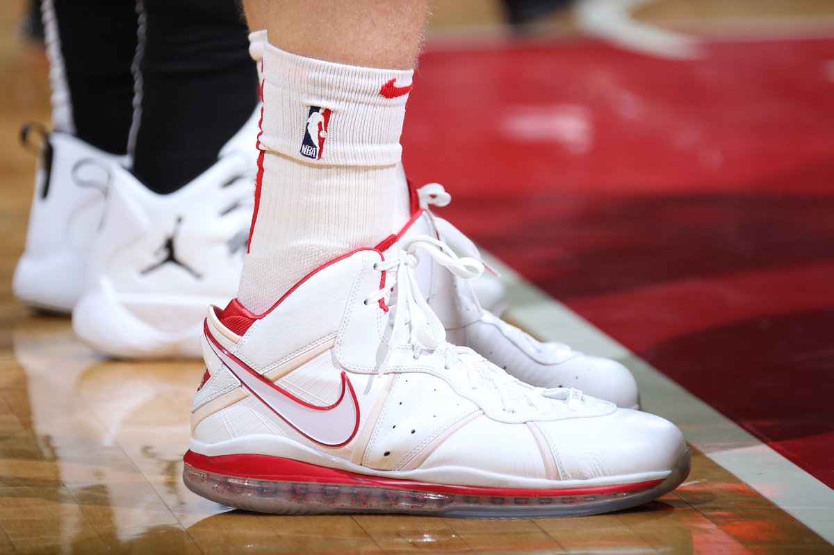 今平时规赛上脚球鞋一览:马尔卡宁上脚中国版LeBron 8