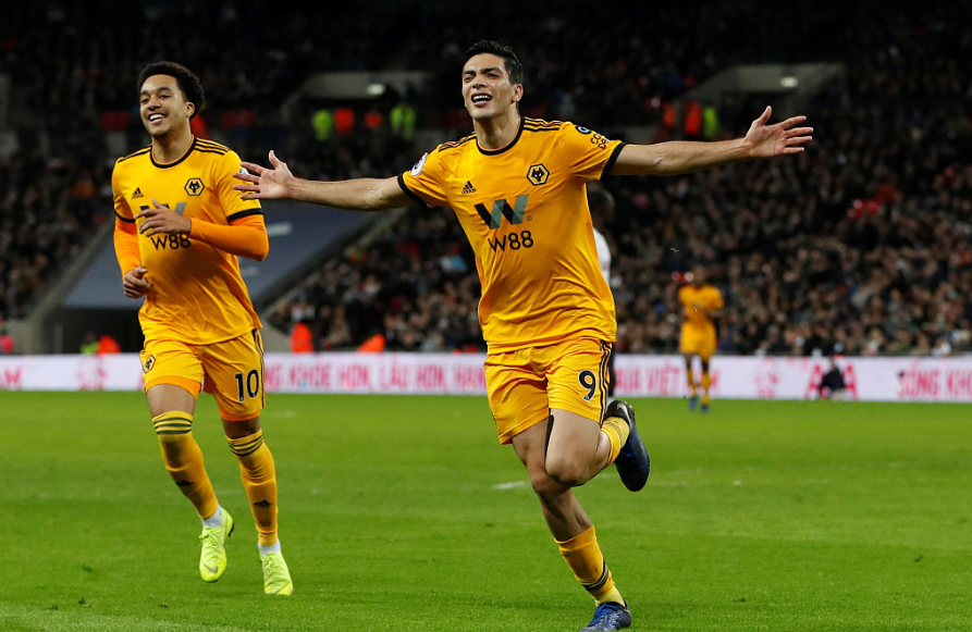 GIF：下半场发力，希门尼斯捅射助狼队逆转