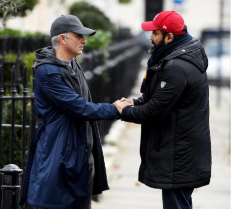 太阳报：穆里尼奥散步偶遇球迷，聆听球迷谈论战术