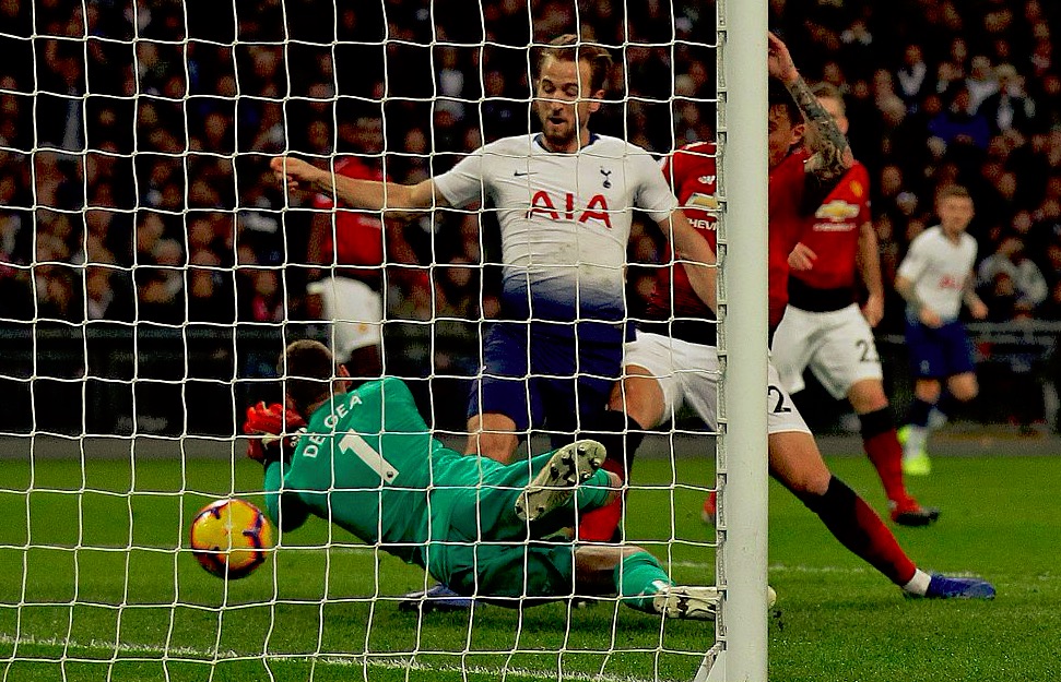 GIF：阿里助攻凯恩破门，但被吹越位在先